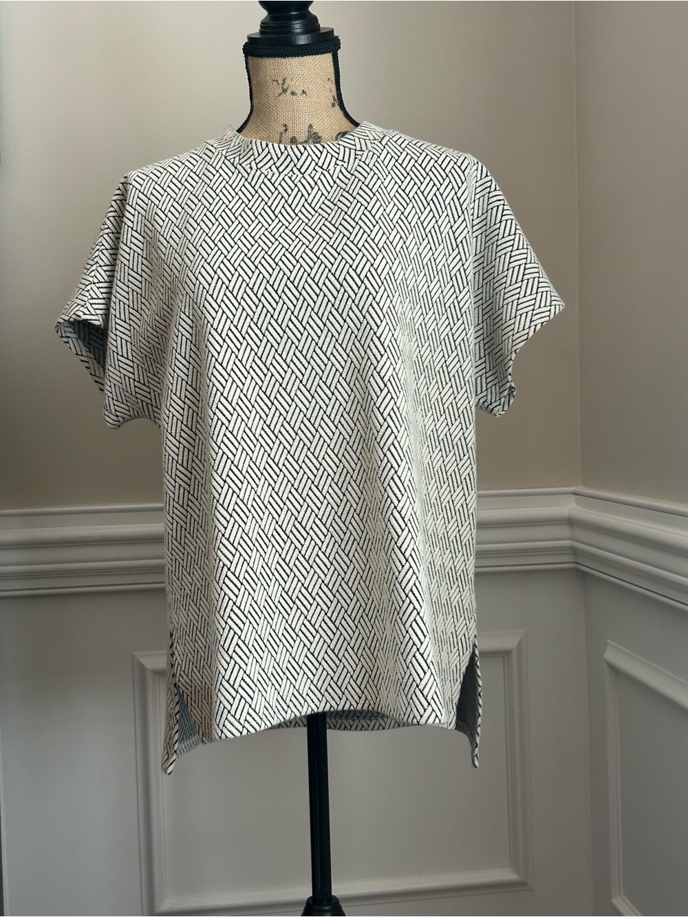 Short-Sleeve Geometric Print Tee in White and Black